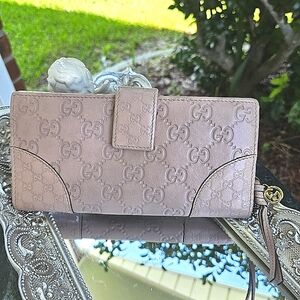 Gucci Guccissima Leather Wallet, in pale pink, chain and box included, Authentic